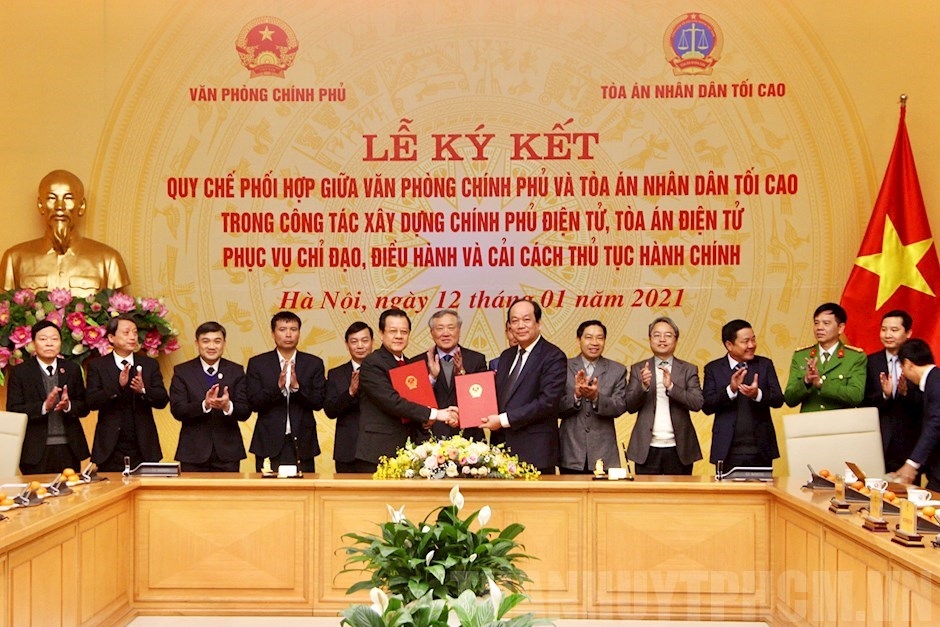 Minister-Chairman of the government office mai tien dung and standing deputy chief judge supreme people's court le hong quang signing coordination regulation.(photo:hcmcpv.org.vn) 